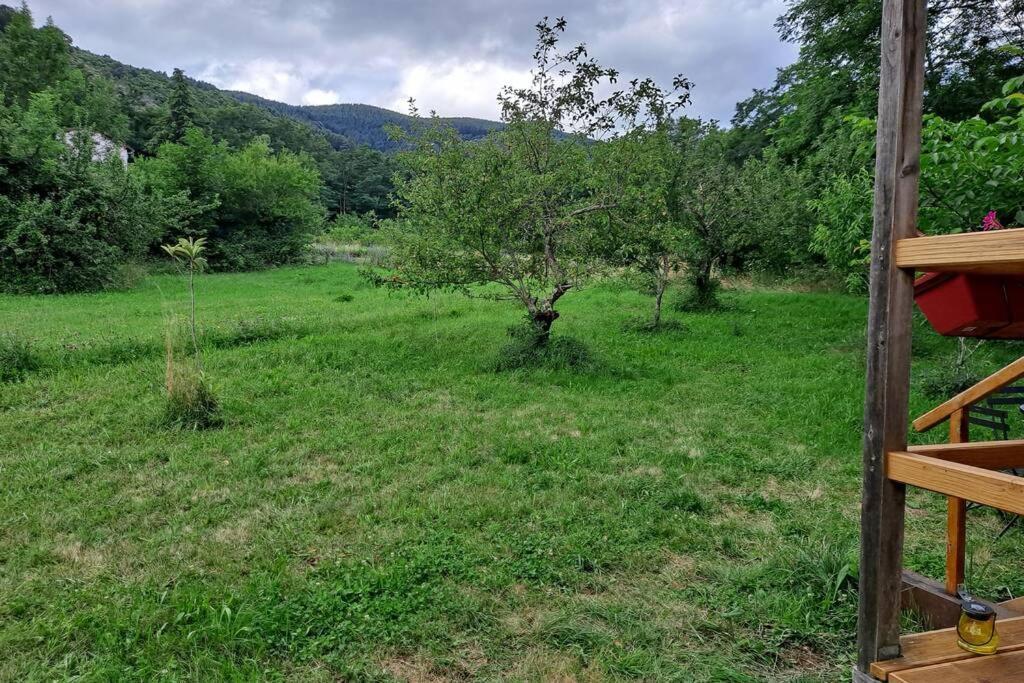 Charmante Roulotte Atypique Jaujac Exteriér fotografie